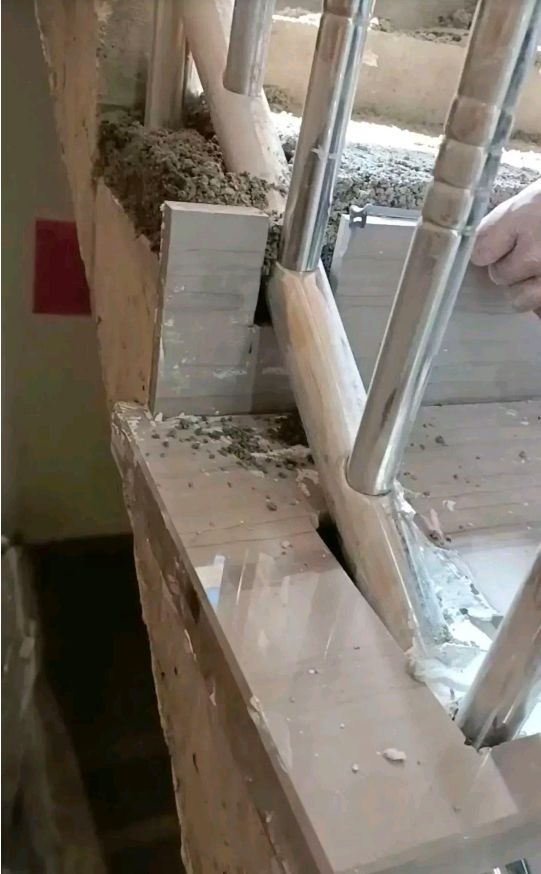 ag凯发劳动人民的智慧:楼梯扶手设计奇葩到了极点(图2)