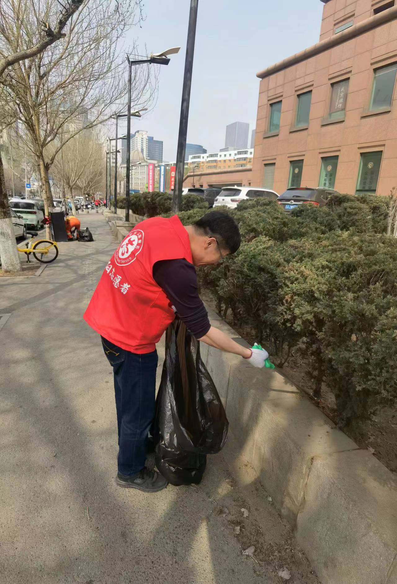 市房产局60余机关干部走出机关进小区“洗头净面”为小区按下“美颜键”(图2)