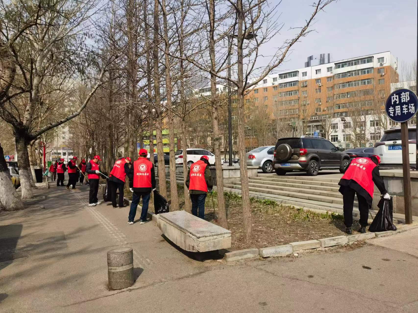 市房产局60余机关干部走出机关进小区“洗头净面”为小区按下“美颜键”(图3)