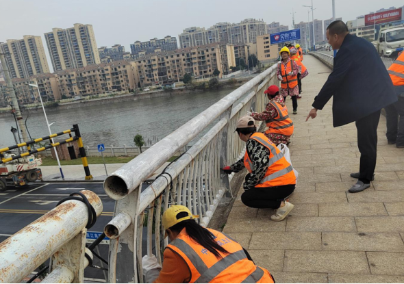 安仁公路：城区桥梁栏杆换新衣扮靓城市风景焕新颜(图3)