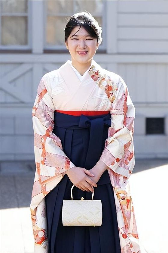 22岁爱子公主的毕业相册公开尽管呼声再大也无法成为女天皇(图3)