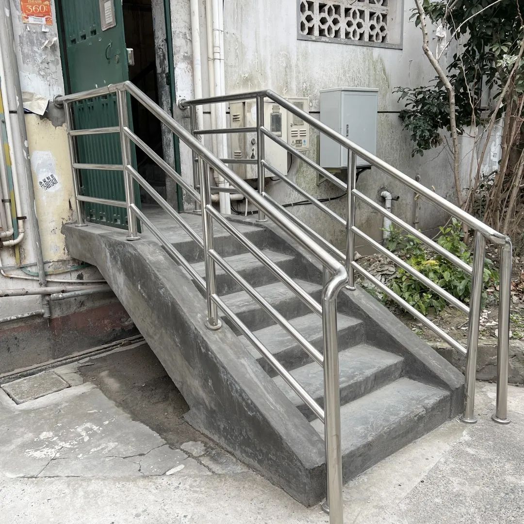 老旧小区加装扶手为居民出行“搭把手”