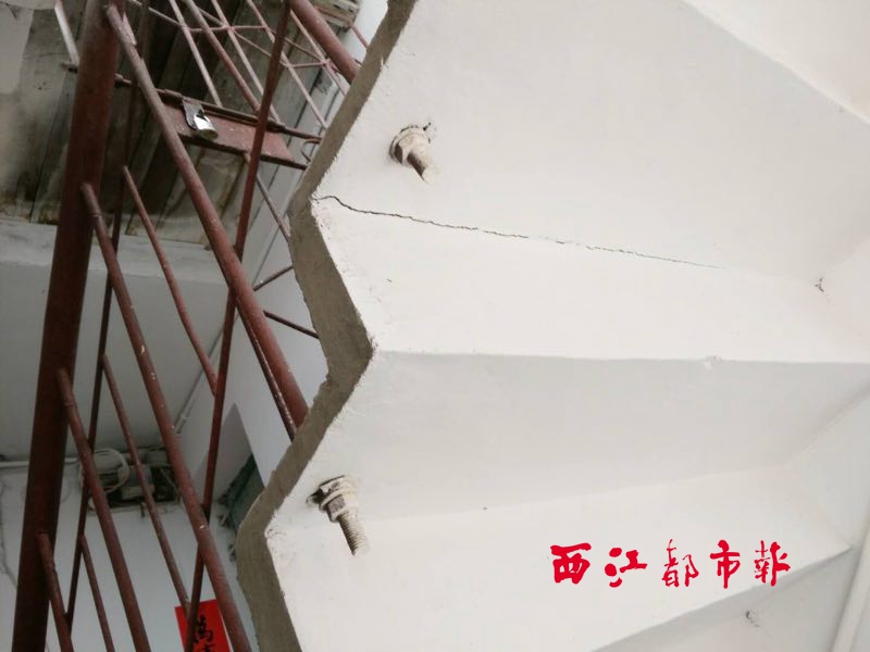 安装楼梯扶手致墙体开裂？