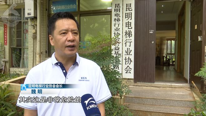 揪心！男童手卡机场扶梯嚎啕大哭(图4)