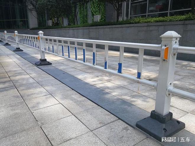 百速护栏:重庆乡村公路道路护栏成为各大服务商家的竟争市场热地(图2)