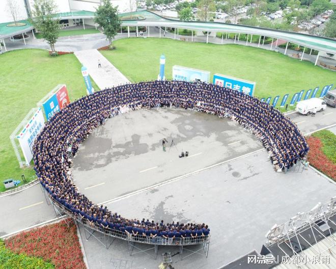 大合影站架丨梯子租赁搭建使整个合影场面更加庄重正式