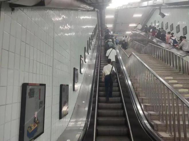 扶梯“左行右立”已取消多年！为何公众难改？