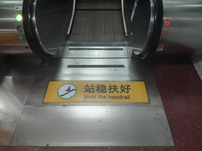扶梯“左行右立”已取消多年！为何公众难改？(图4)