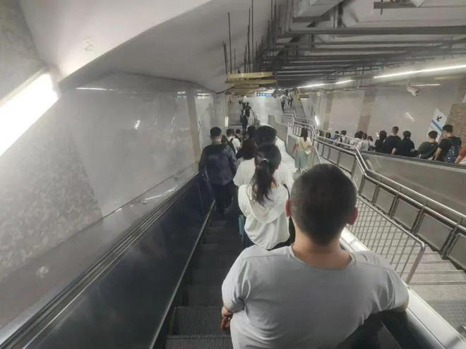 扶梯“左行右立”已取消多年！为何公众难改？(图2)