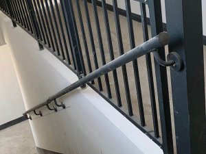 小区靠墙楼梯扶手