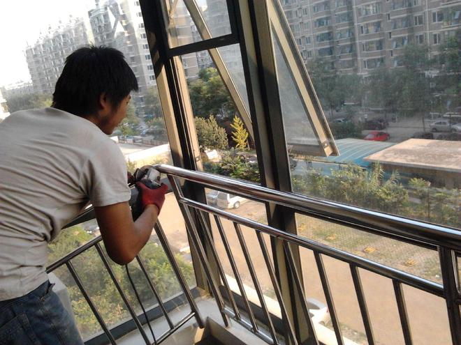 封阳台栏杆要不要拆掉?栏杆装在玻璃窗里面还是外面(图4)