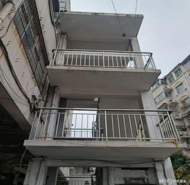 信阳市浉河区民权街道：修缮护栏除隐患 实事共办暖民心