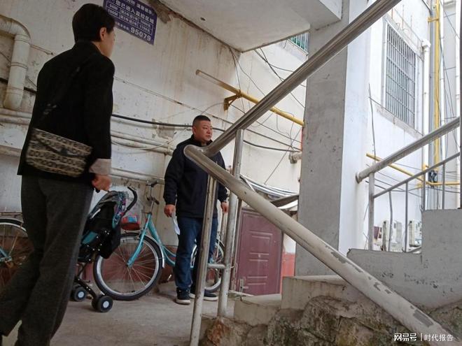 信阳市浉河区民权街道：修缮护栏除隐患 实事共办暖民心(图2)