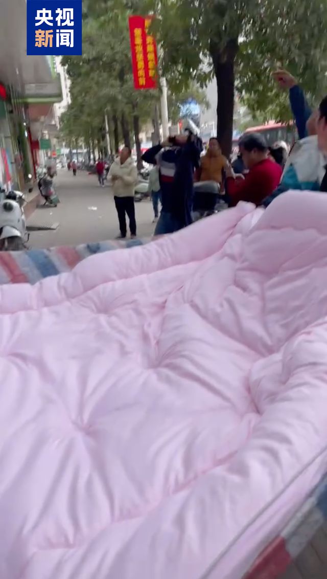 前一秒揪心后一秒惊呼大侠！真有人会“飞檐走壁”