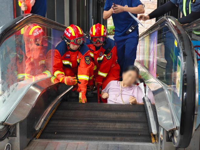 有人骑着扫地机器人坠楼竟一秒“消失”！