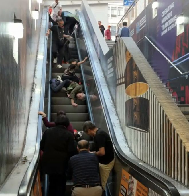 女子从自动扶梯滚落“多米诺骨牌”般压伤多人！