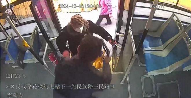 老人双手拉着门栏杆上台阶公交司机一路小跑帮助她