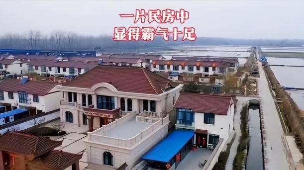 刘强东老家豪宅内景曝光刘母亲自开门迎客刘父太接地气