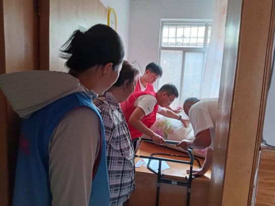 慈善东营爱在身边爱心扶手撑起晚年幸福温情守护暖人心