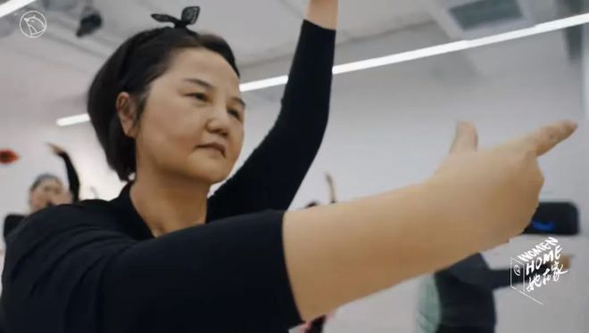 58岁高知阿姨：离婚无娃独居15年从不凯发旗舰厅断舍离我风华正茂