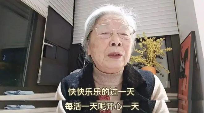 58岁高知阿姨：离婚无娃独居15年从不凯发旗舰厅断舍离我风华正茂(图12)