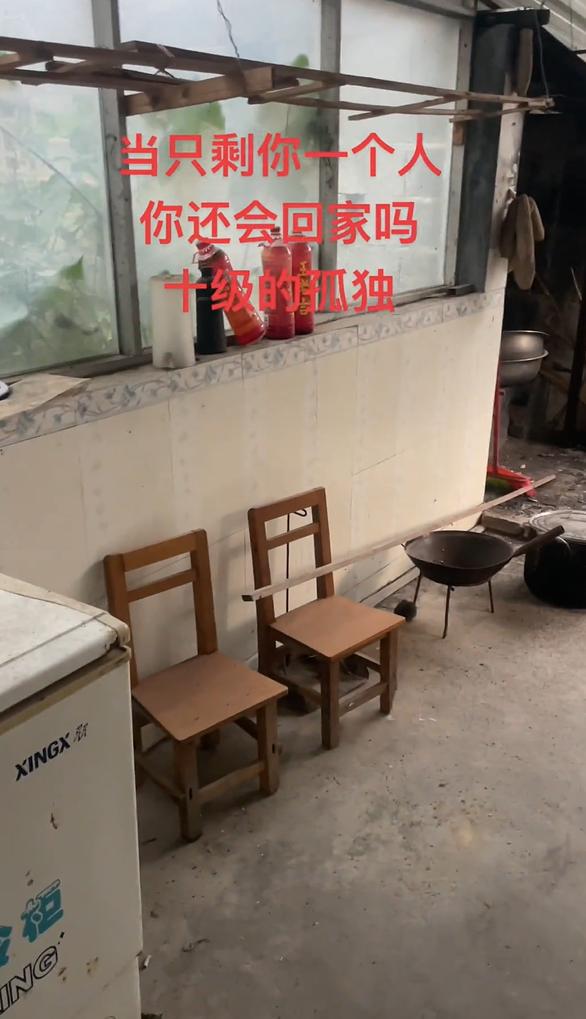 37岁男子一个人回家过年房子空落落满是灰尘：这就是10级孤独吧(图3)