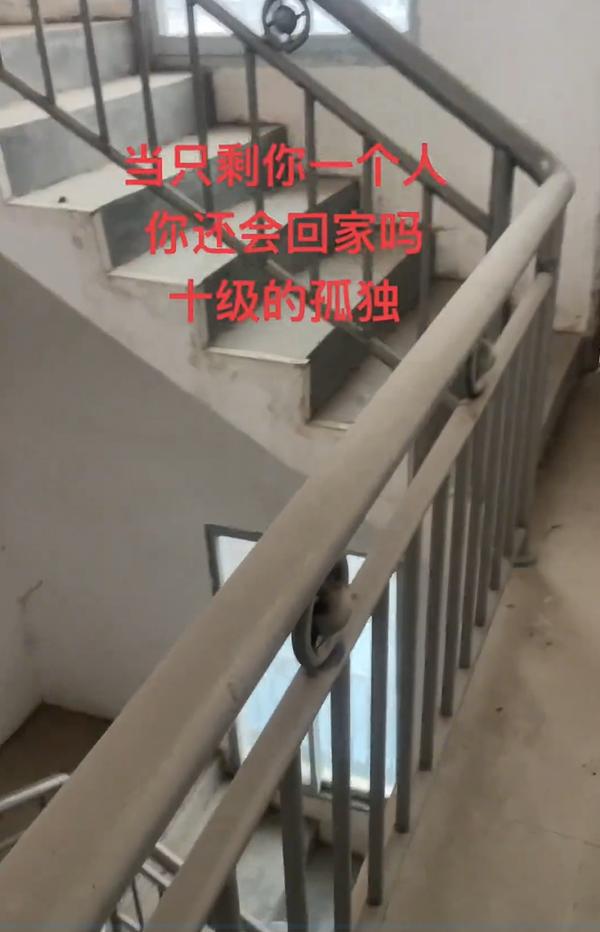 37岁男子一个人回家过年房子空落落满是灰尘：这就是10级孤独吧(图7)