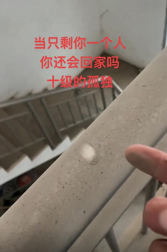 37岁男子一个人回家过年房子空落落满是灰尘：这就是10级孤独吧(图6)