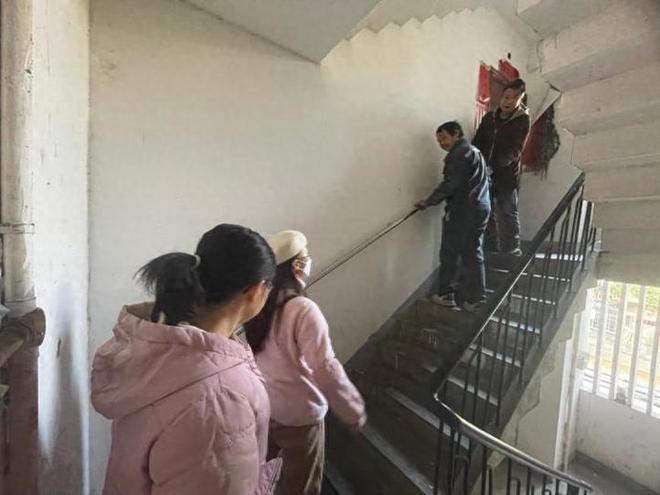 湘潭市九洲社区为居民出行“搭把手”为高龄老人办实事