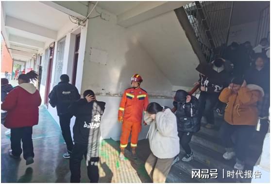 守护校园安全筑牢生命防线——信阳市浉河区吴家店镇“全市安全日”校园应急疏散逃生演练ag凯发(图4)