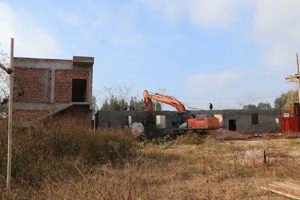 ag凯发出动大挖机曲靖一违建自建房被拆除