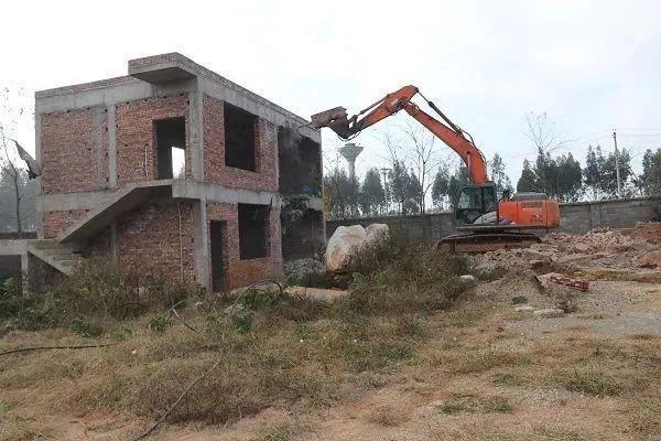 ag凯发出动大挖机曲靖一违建自建房被拆除(图2)