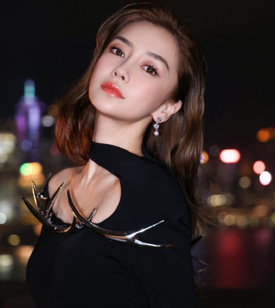 baby一夜爆红热搜香港秀场气质满分昔日魅力重现令网友惊叹！(图4)