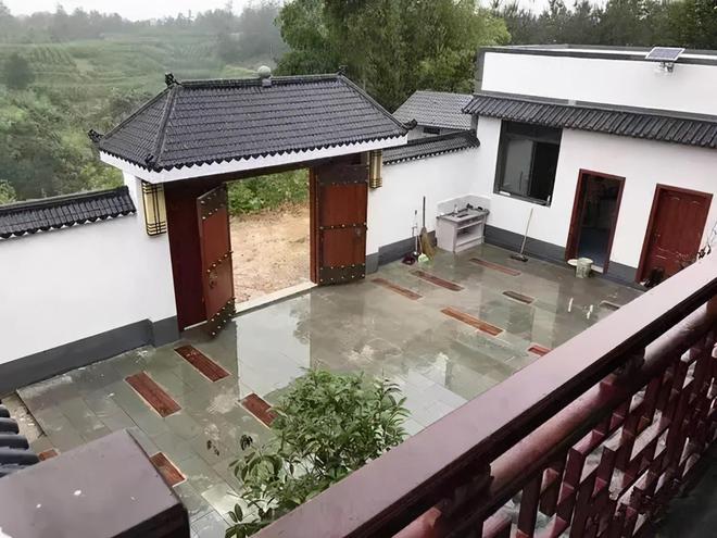 凯发国际80万为公婆打造养老房依山傍水带院子成村里顶级豪宅！(图2)