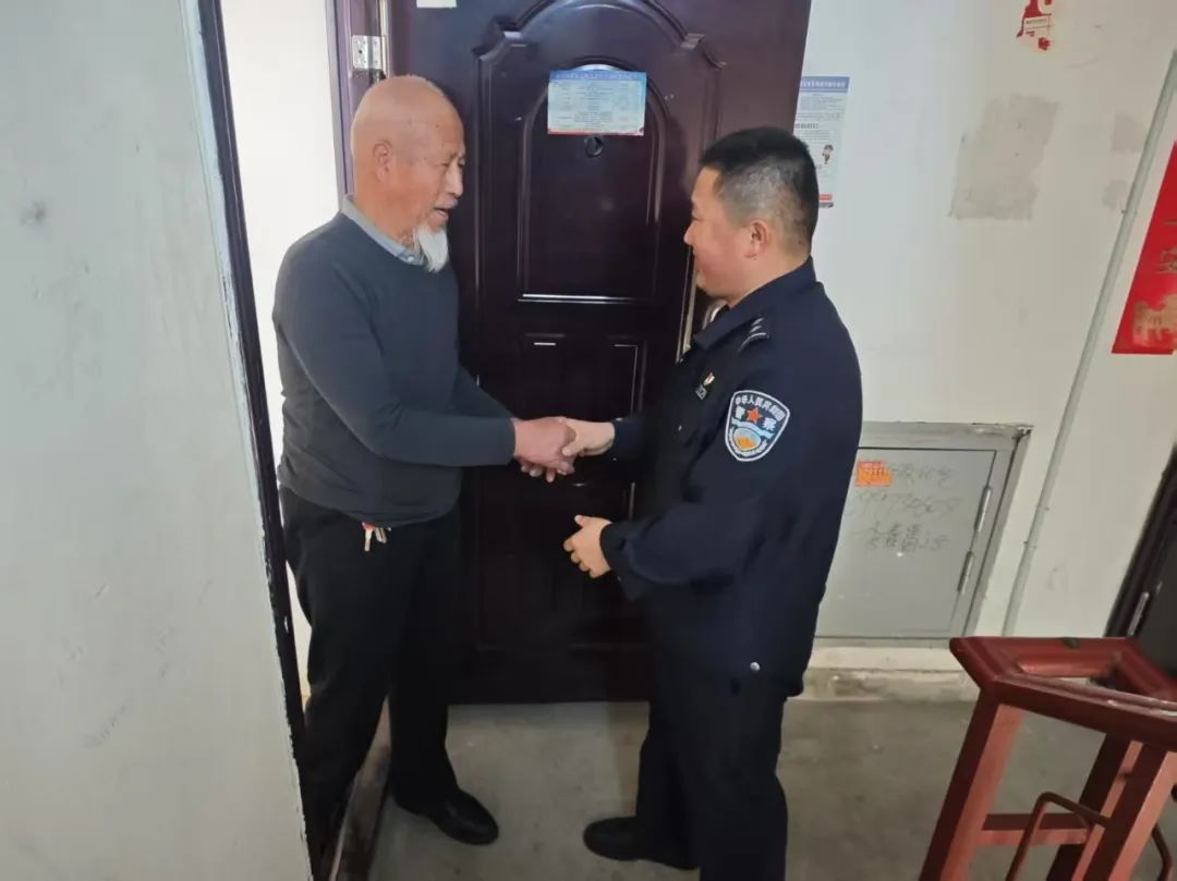 【春节我在岗】网购扶手解民忧群众致谢赠锦旗！