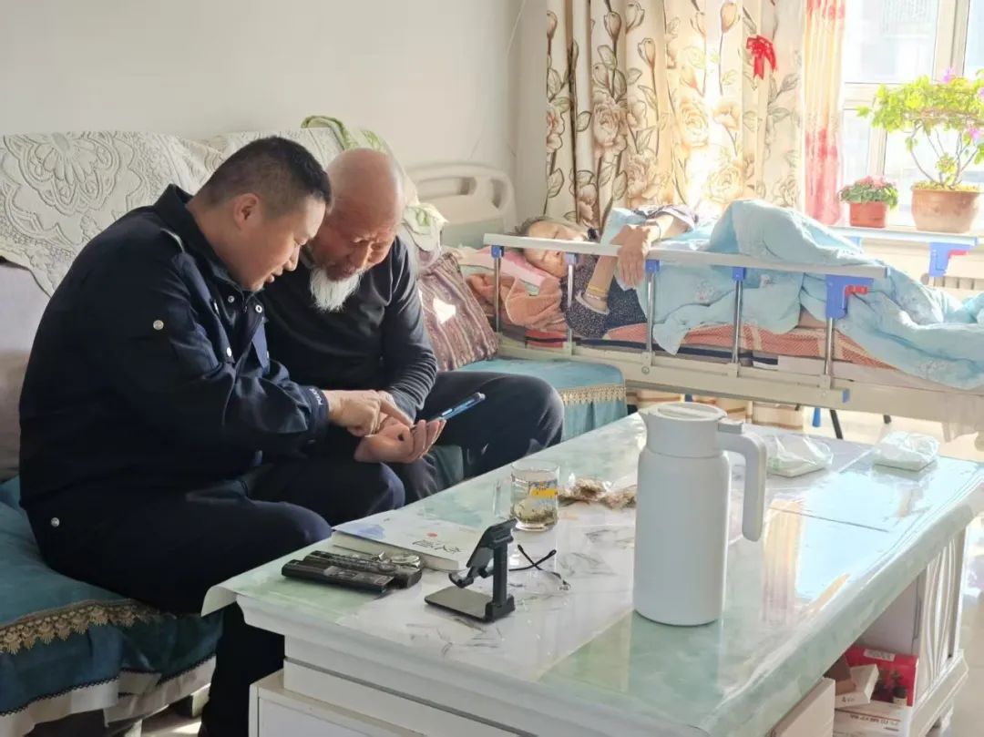 【春节我在岗】网购扶手解民忧群众致谢赠锦旗！(图2)