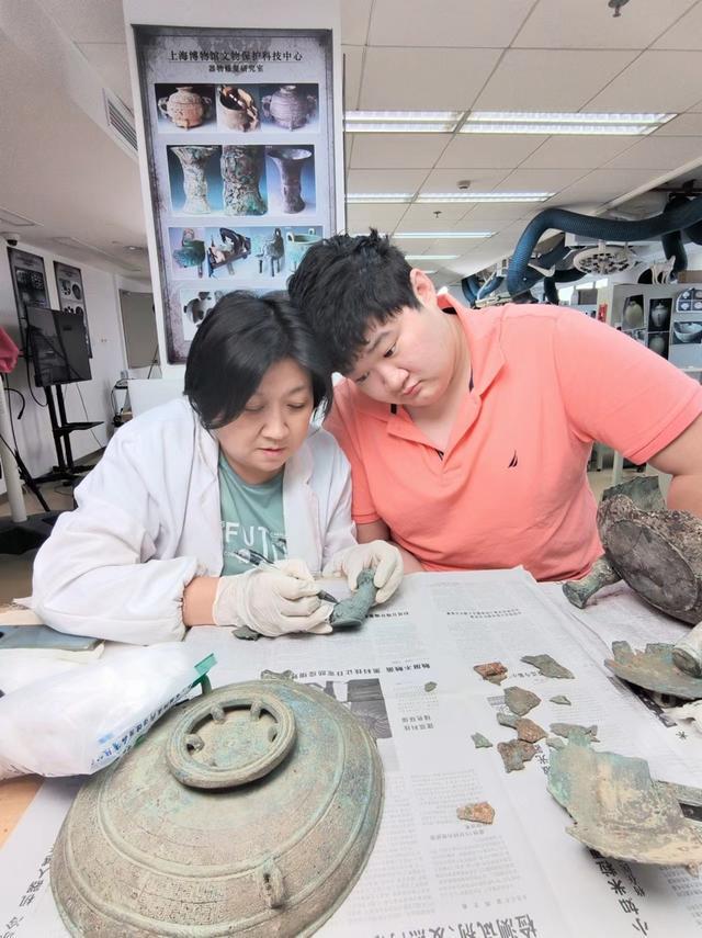 上博的“龙头扶手”出自她手如今出书传承海派青铜器修复技艺(图5)