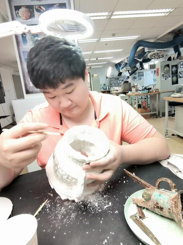 上博的“龙头扶手”出自她手如今出书传承海派青铜器修复技艺(图6)