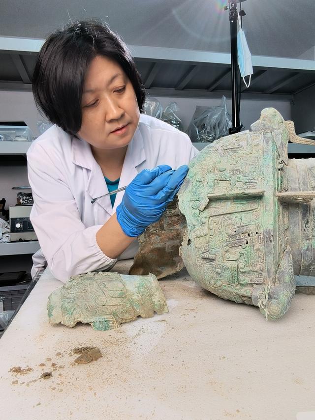 上博的“龙头扶手”出自她手如今出书传承海派青铜器修复技艺(图2)