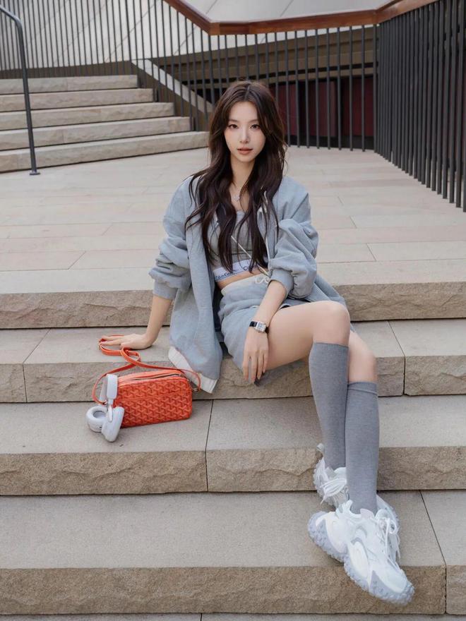 ag凯发机场拍照试试这些姿势漂亮气质又好看自然松弛又显身材(图2)