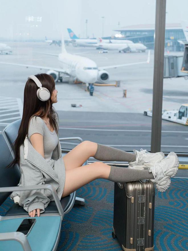 ag凯发机场拍照试试这些姿势漂亮气质又好看自然松弛又显身材(图4)