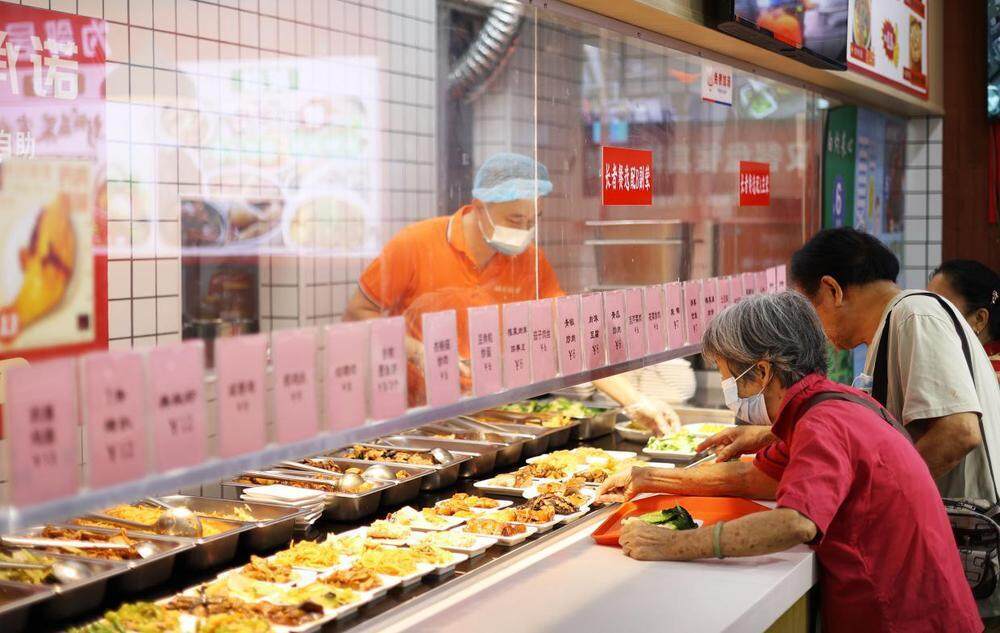 广州荔湾探索养老新模式建成长者饭堂166个、家庭养老床位2413张