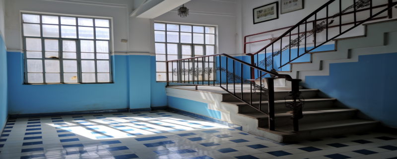 女子不小心从楼梯上滚落翻滚数圈后坐在楼梯上