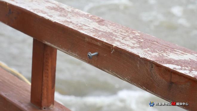 @网友你反映的体育公园木栈道围栏松动、螺栓外露等问题解决了(图2)