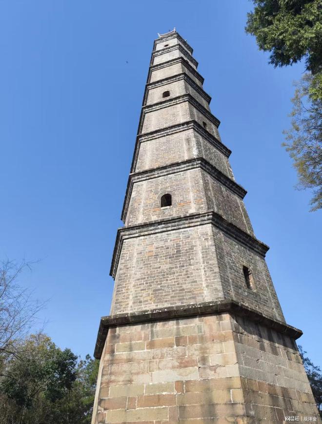 若是美女懂轻功也不敢上吧？(图2)