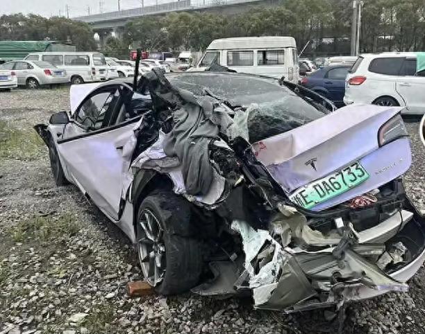 惊险！6车相撞特斯拉ag凯发被撞入货车底部已报废一家4人全部生还