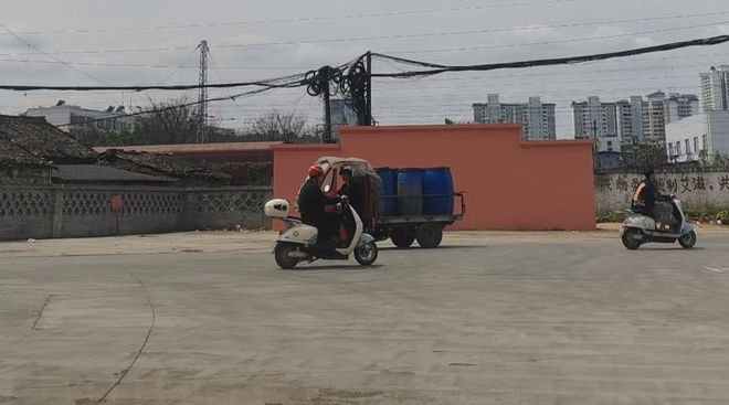 为改风水镇党委书记把政府围墙刷成粉红色大门对面砌风水墙