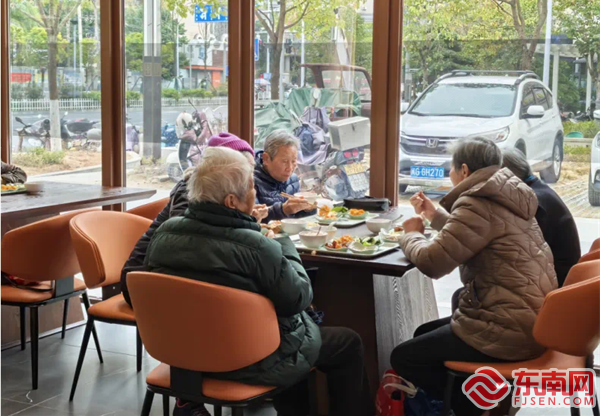 老小区“解锁”幸福密码！“智能扶手+助餐食堂”让银发族幸福感爆棚(图2)
