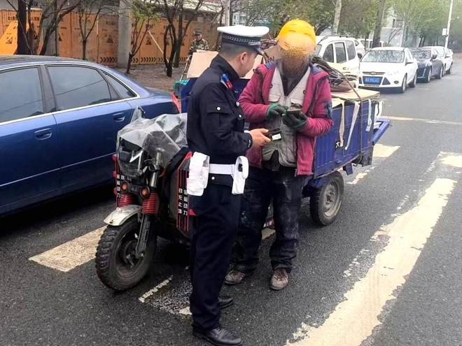 ag凯发设卡精准查处！冰城交警综合治理垃圾清运三轮车(图4)