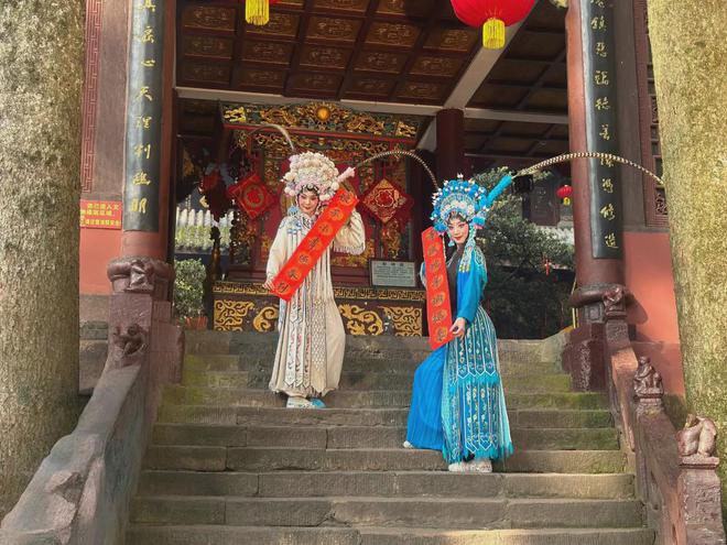 五一出游新暗号！重生之我在青城山跟着白娘子卷“修仙”(图1)